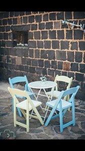 שולחן פריזאי בשילוב כסאות צבעוניים