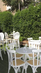 שולח בית קפה לבן 3 רגלים וכסא עץ אלון לבן