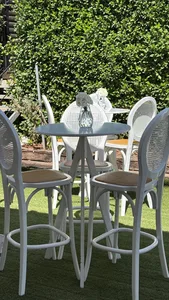 שולחן בר 3 רגלים לבן עם כסאות בר דיור לבן