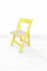 כסא עץ מרופד צהוב